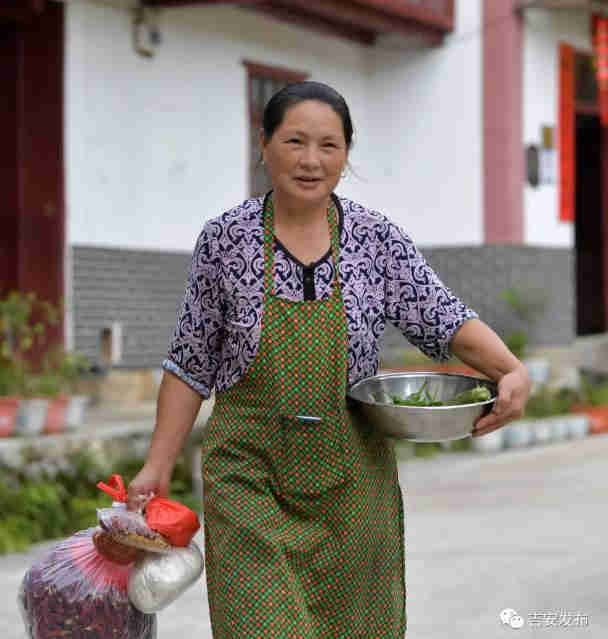 神山村村民彭夏英在自己開的農(nóng)家樂給游客準備飯菜