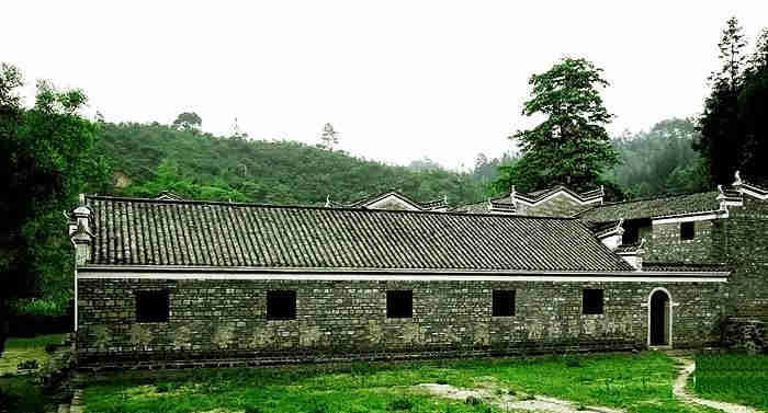 <a href=/tour/jd/79.html target=_blank class=infotextkey>步云山練兵場舊址</a>
