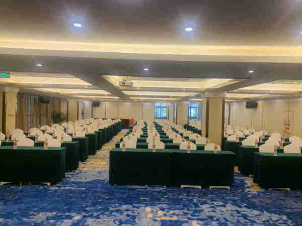 40人三號(hào)會(huì)議室