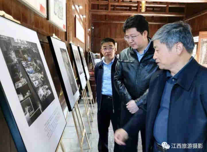 銅鼓縣委書記江偉斌，縣長黃為民在熊省長專題攝影展廳參觀