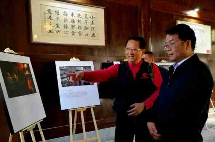 宜春市委常委、宣傳部長袁川在熊省長專題攝影展廳參觀