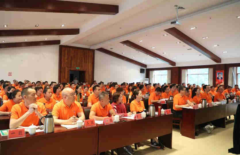 李忠教授講述了《井岡山斗爭(zhēng)對(duì)企業(yè)管理的啟示》