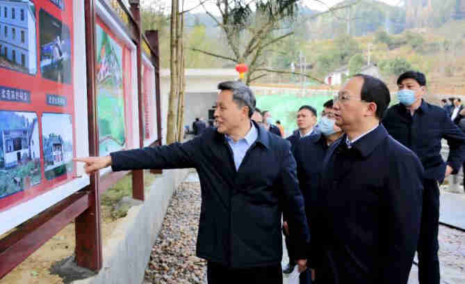 公司董事長向王書記作項目匯報