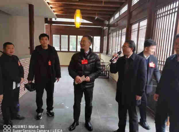 管理局許石明副局長向李斌主席和政協(xié)委員們介紹項(xiàng)目情況