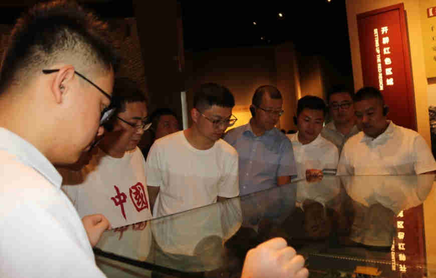 晟鼎股份銷售年中總結(jié)會(huì)議參觀博物館